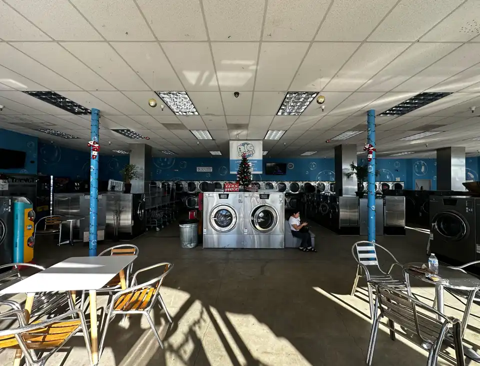 Big Bubbles Laundry Interior 2