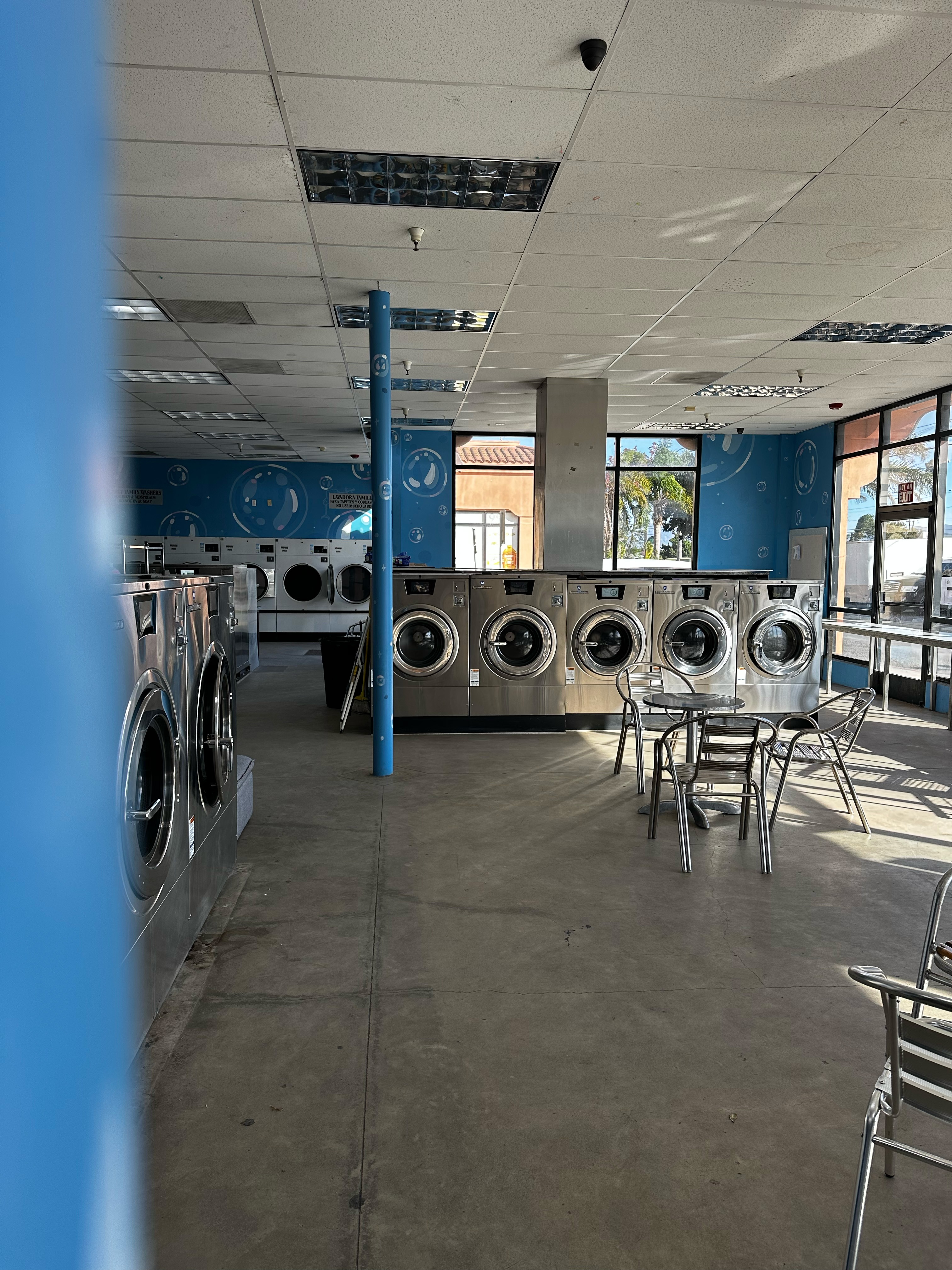 Big Bubbles Laundry Interior 4